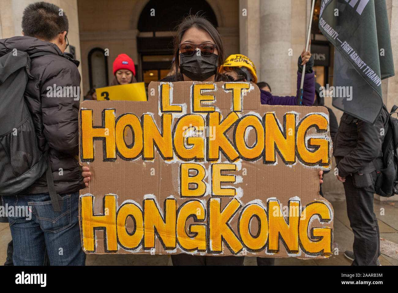 Londres, Royaume-Uni. 23 Nov, 2019. La démocratie pour Hong Kong démonstration. Les manifestants demandent au gouvernement britannique d'agir sur les violations de la Déclaration commune sino-britannique, de sensibiliser la population de Hong Kong's crise humanitaire et généralisée et l'érosion des injustices dans l'autonomie de la ville. Penelope Barritt/Alamy Live News Banque D'Images