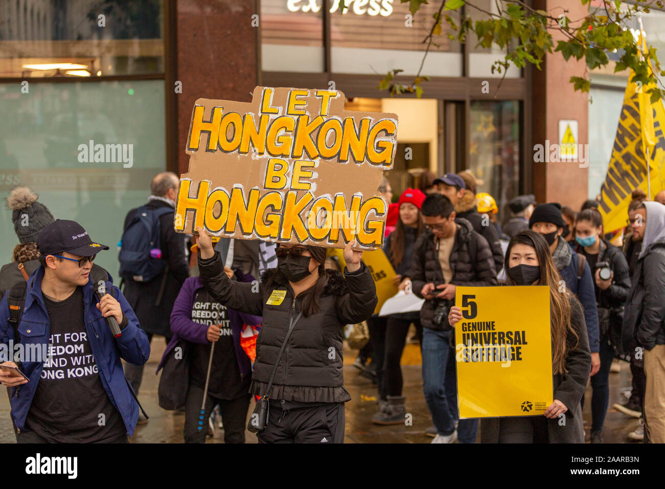 Londres, Royaume-Uni. 23 Nov, 2019. La démocratie pour Hong Kong démonstration. Les manifestants demandent au gouvernement britannique d'agir sur les violations de la Déclaration commune sino-britannique, de sensibiliser la population de Hong Kong's crise humanitaire et généralisée et l'érosion des injustices dans l'autonomie de la ville. Penelope Barritt/Alamy Live News Banque D'Images