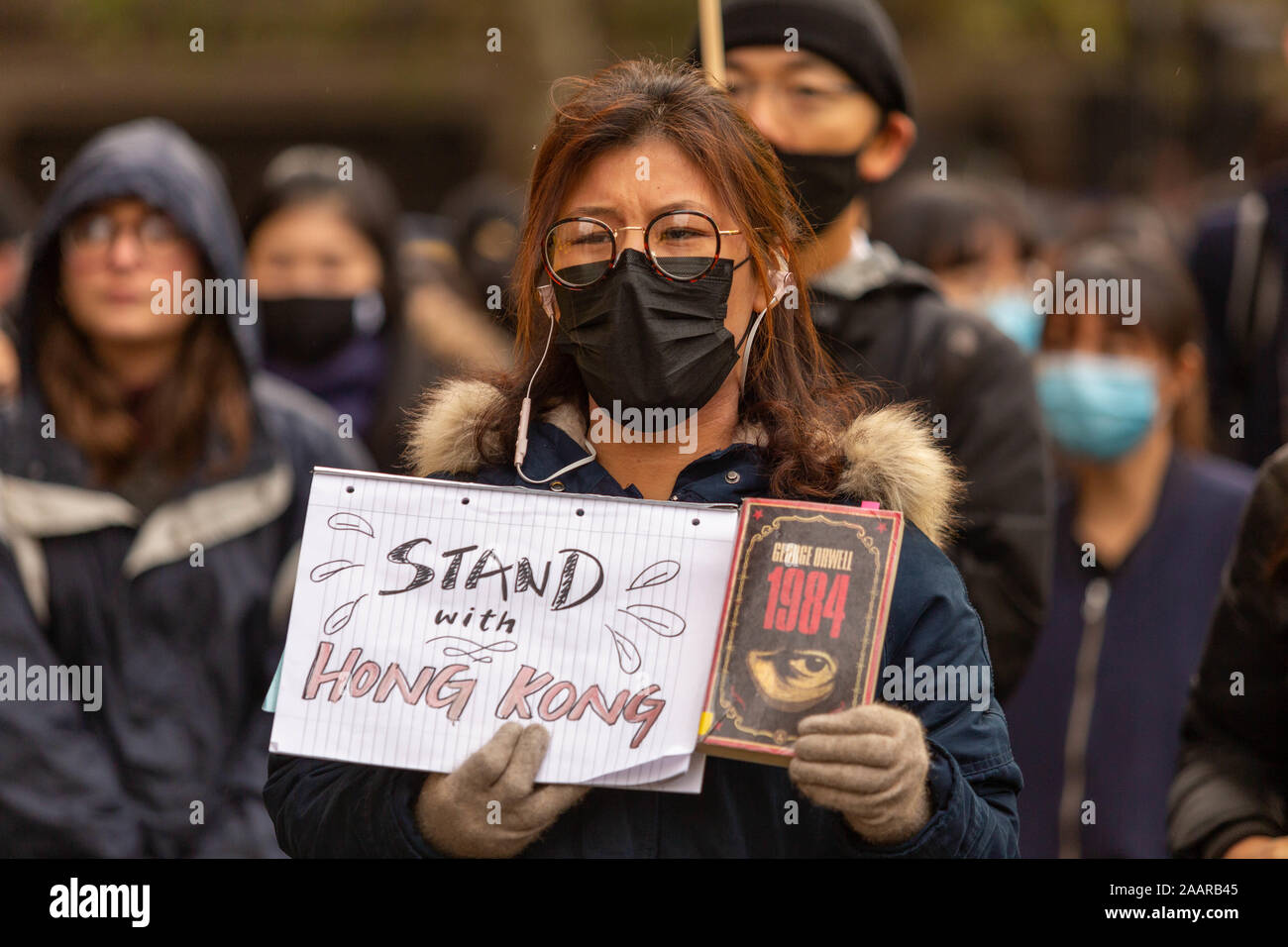 Londres, Royaume-Uni. 23 Nov, 2019. La démocratie pour Hong Kong démonstration. Les manifestants demandent au gouvernement britannique d'agir sur les violations de la Déclaration commune sino-britannique, de sensibiliser la population de Hong Kong's crise humanitaire et généralisée et l'érosion des injustices dans l'autonomie de la ville. Penelope Barritt/Alamy Live News Banque D'Images