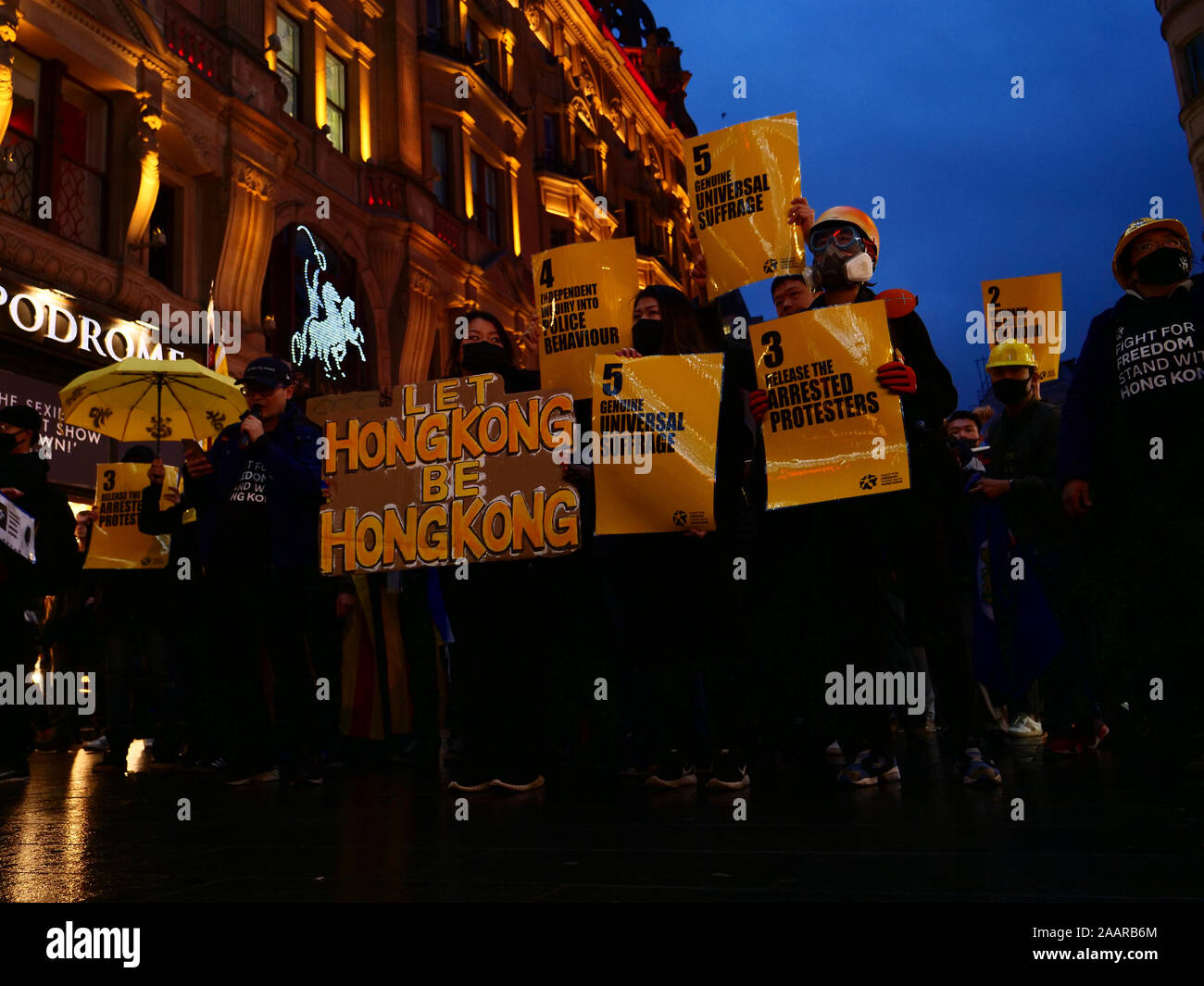 Londres, Royaume-Uni. 23 novembre. Les partisans de la manifestations à Hong Kong exigeant la démocratie et la liberté vu sur une manifestation à l'extrémité ouest de Londres, Royaume-Uni. Crédit : Joe Keurig / Alamy News Banque D'Images