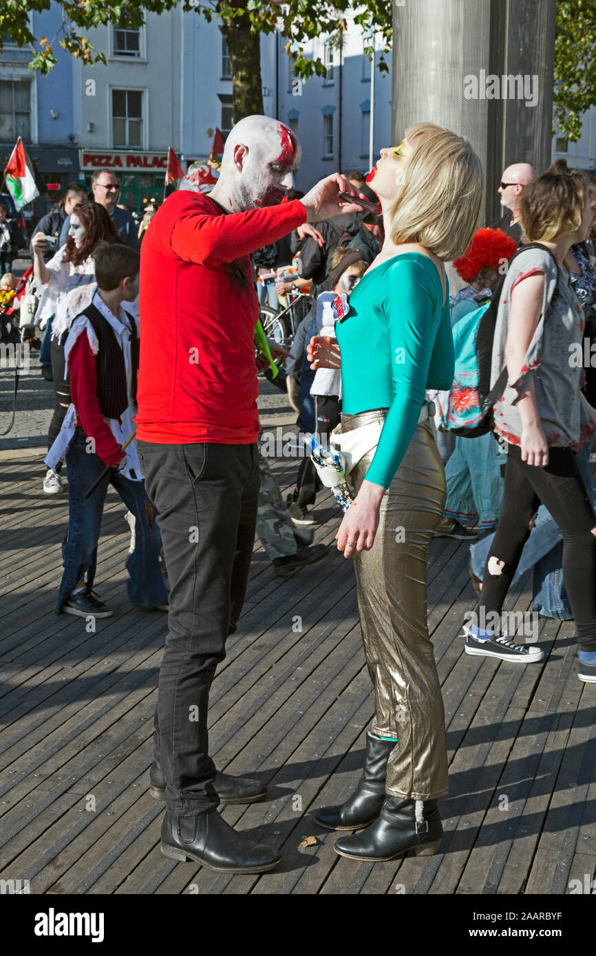 Les participants à l'Assemblée Bristol Zombie Walk mettre la dernière main à leur miroir à Bristol, Royaume-Uni le 31 octobre 2015. Banque D'Images