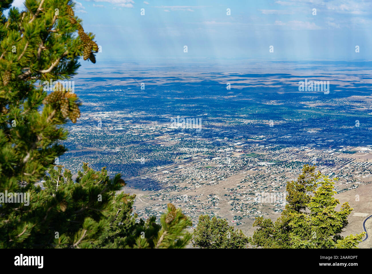 Donnant sur Albuquerque à partir du haut de la route de crête de Sandia, Nouveau Mexique Banque D'Images