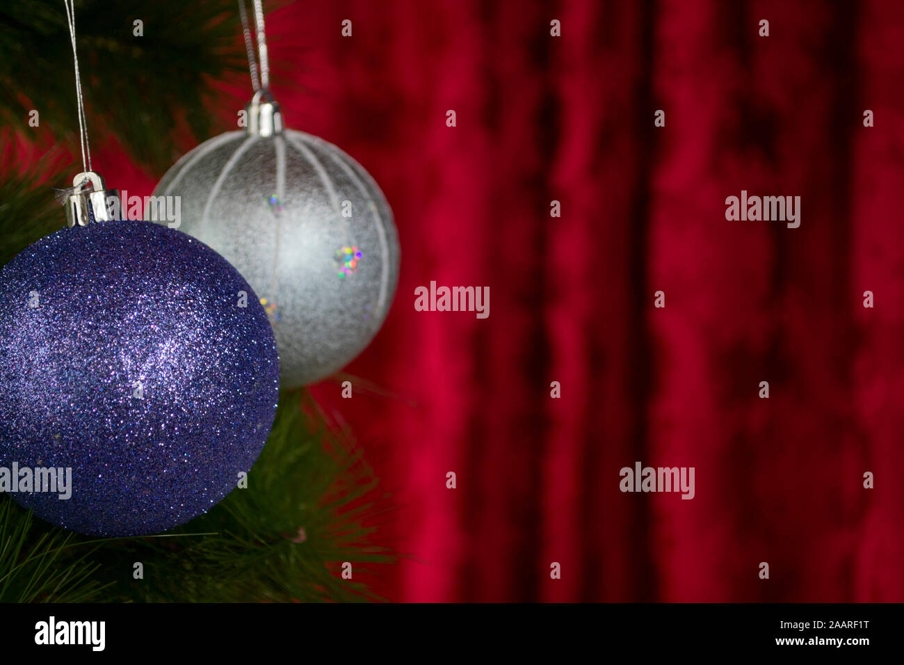 Boules bleues et blanches devant un arrière-plan rouge, photo-illustration Banque D'Images