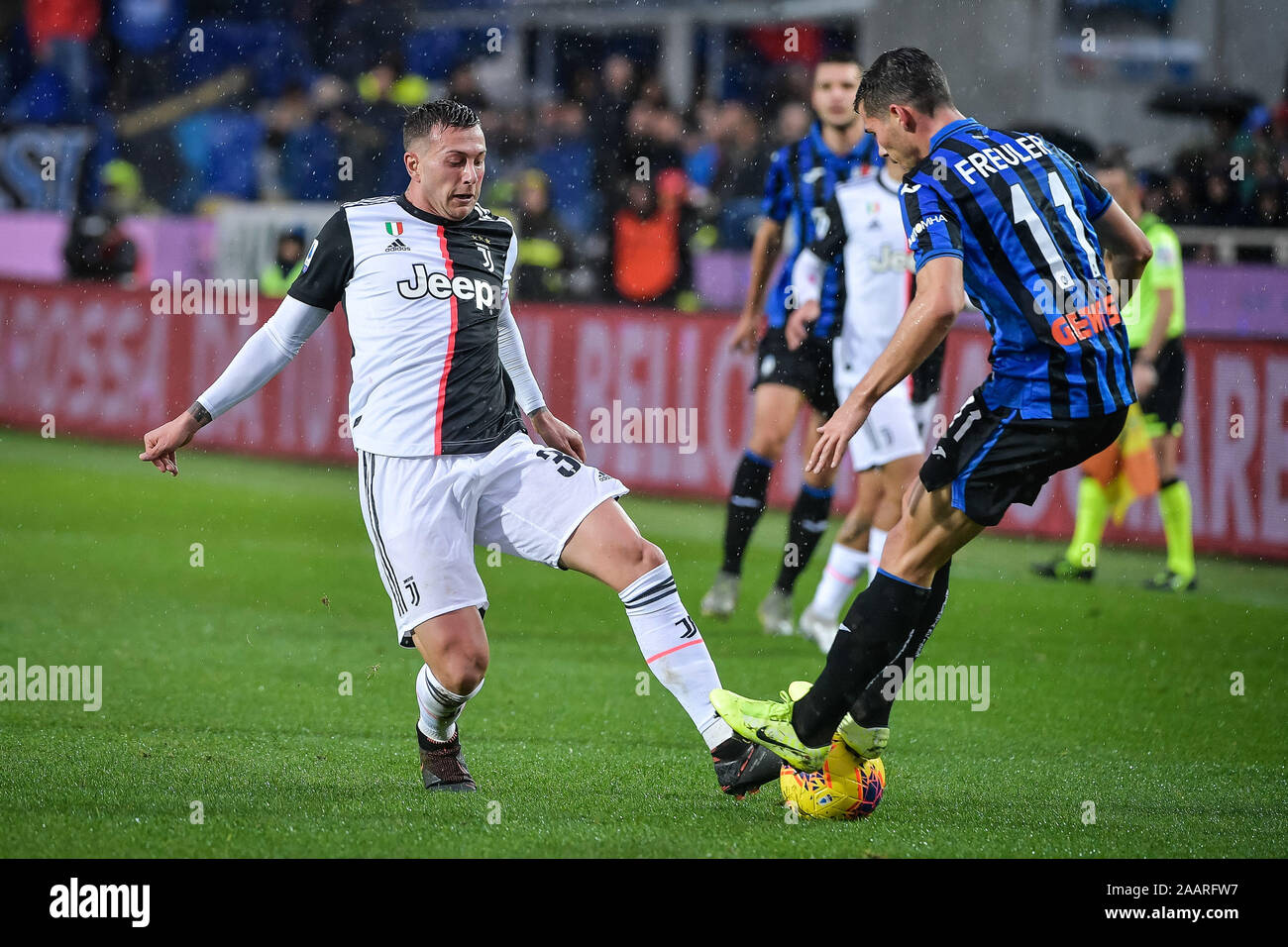 Bergame, Italie. 06Th Jan, 2016. Federico Bernardeschi de la Juventus en action au cours de la Serie une correspondance entre l'Atalanta et la Juventus au Stadio Azzurri d'Italia, Bergame, Italie le 23 novembre 2019. Photo par Mattia Ozbot. Usage éditorial uniquement, licence requise pour un usage commercial. Aucune utilisation de pari, de jeux ou d'un seul club/ligue/dvd publications. Credit : UK Sports Photos Ltd/Alamy Live News Banque D'Images