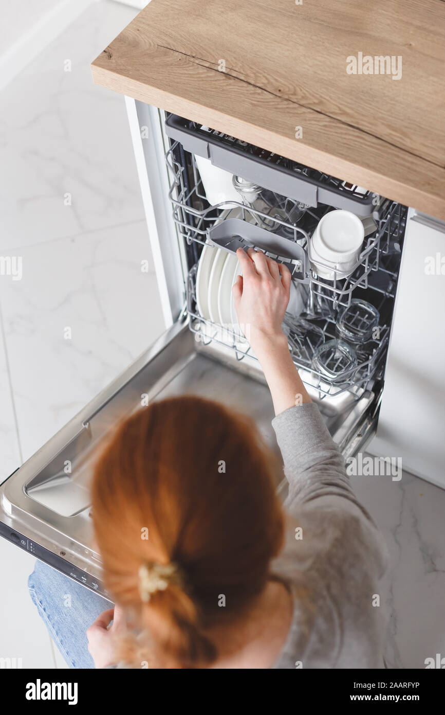 L'entretien ménager : vaisselle dans le lave-vaisselle Banque D'Images