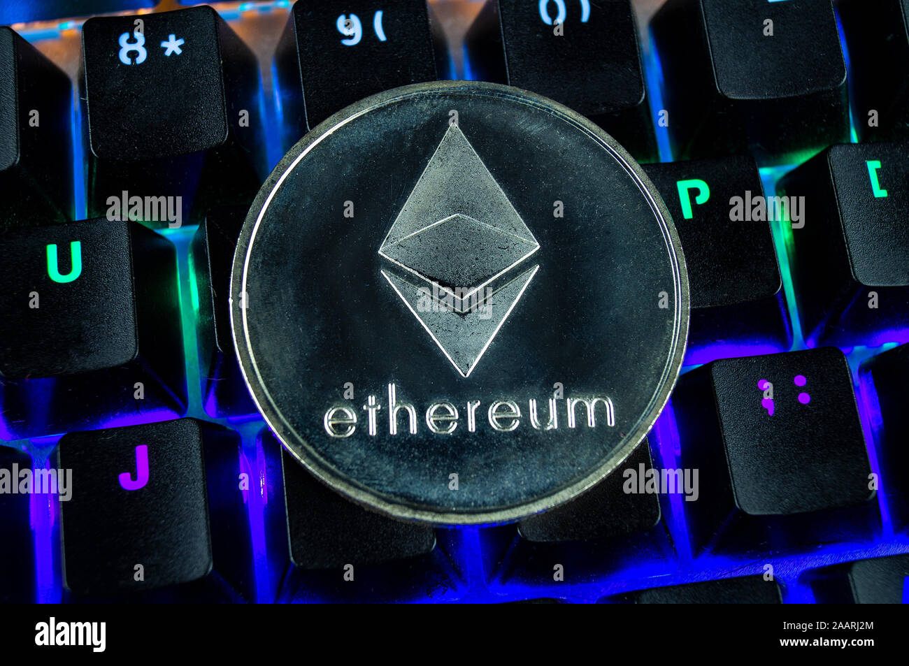 Coin cryptocurrency ethereum close-up de l'arrière-plan de clavier à code couleur Banque D'Images