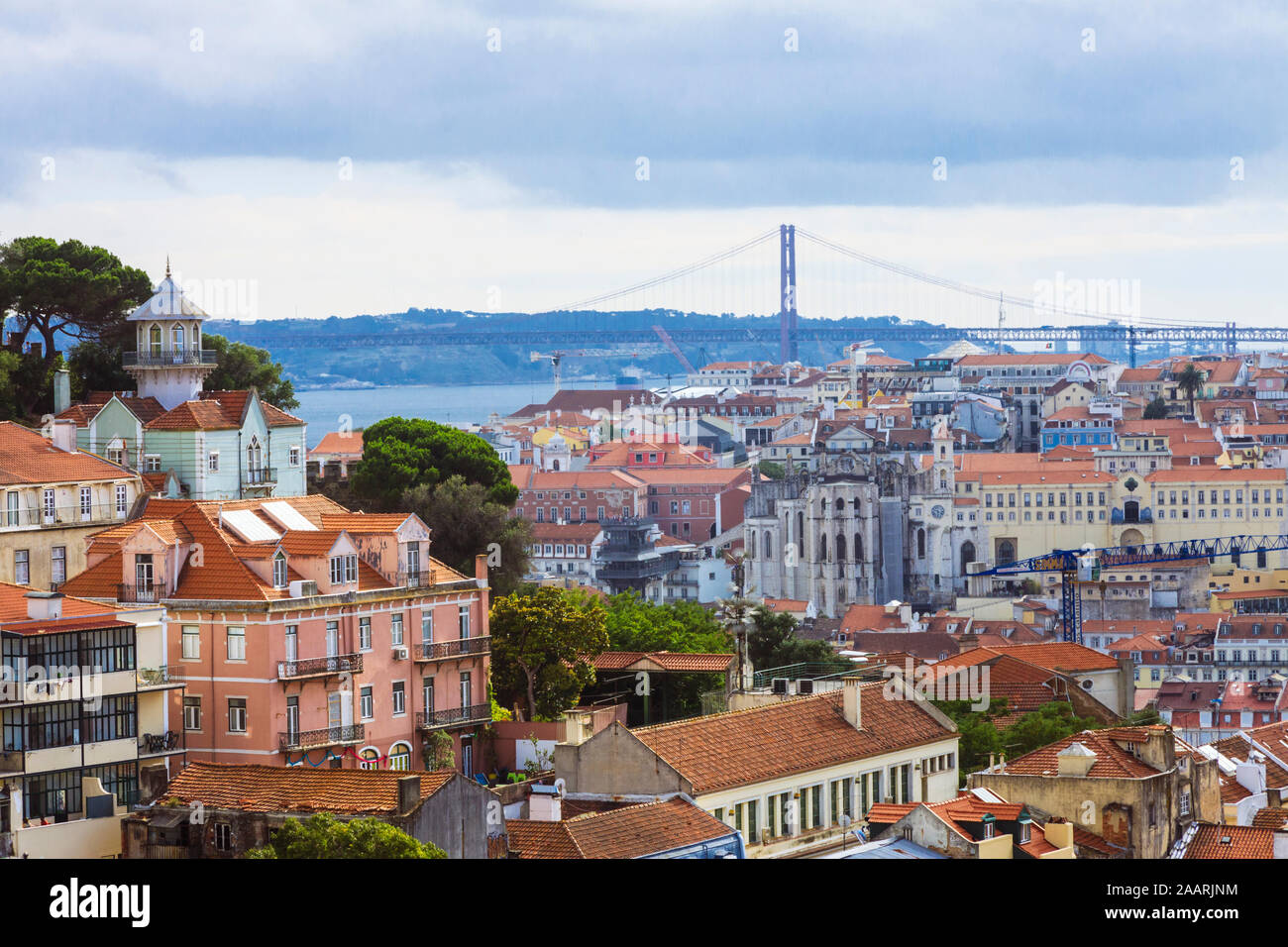 Lisbonne, Portugal - Juillet 24th, 2018 : frais généraux de Lisbonne vu de Miradouro da Graça avec pont du 25 avril en arrière-plan. Banque D'Images