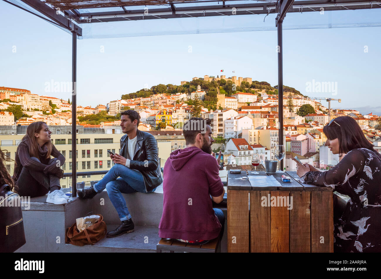 Lisbonne, Portugal - mai, 21st, 2018 : Les jeunes s'amuser au bar panoramique de Lisbonne l'amour en haut de la place Martim Moniz mall. Le Château Sao Jorge dans backg Banque D'Images