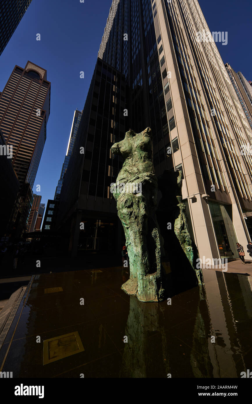 Vue de l'énorme midtown Manhattan dans les bâtiments - les sculptures de Jim Dine 'Vers l'Avenue' Sixième Avenue et West 53e Rue Banque D'Images