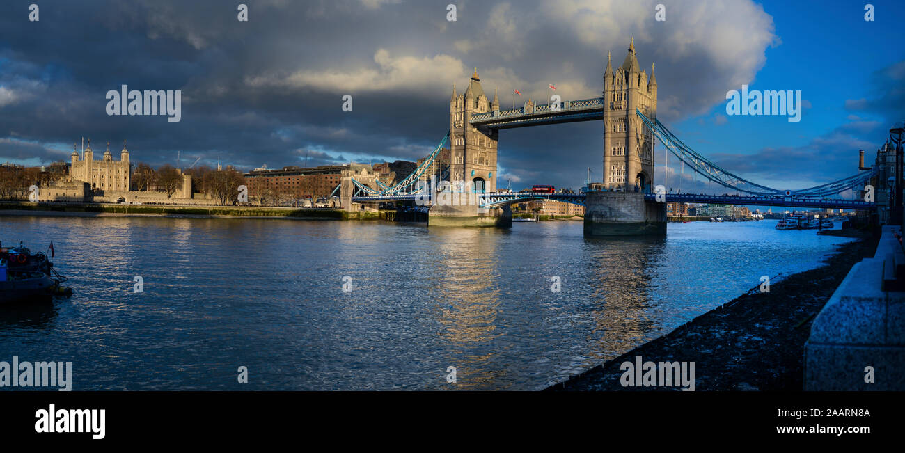 Tower Bridge, Londres, célèbre l'architecture victorienne traversant la Tamise et la Tour de Londres dans la capitale du Royaume-Uni Banque D'Images