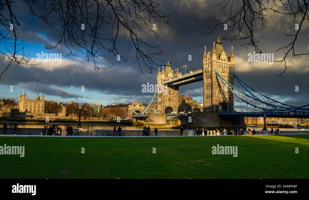 Tower Bridge, Londres, célèbre l'architecture victorienne traversant la Tamise et la Tour de Londres dans la capitale du Royaume-Uni Banque D'Images