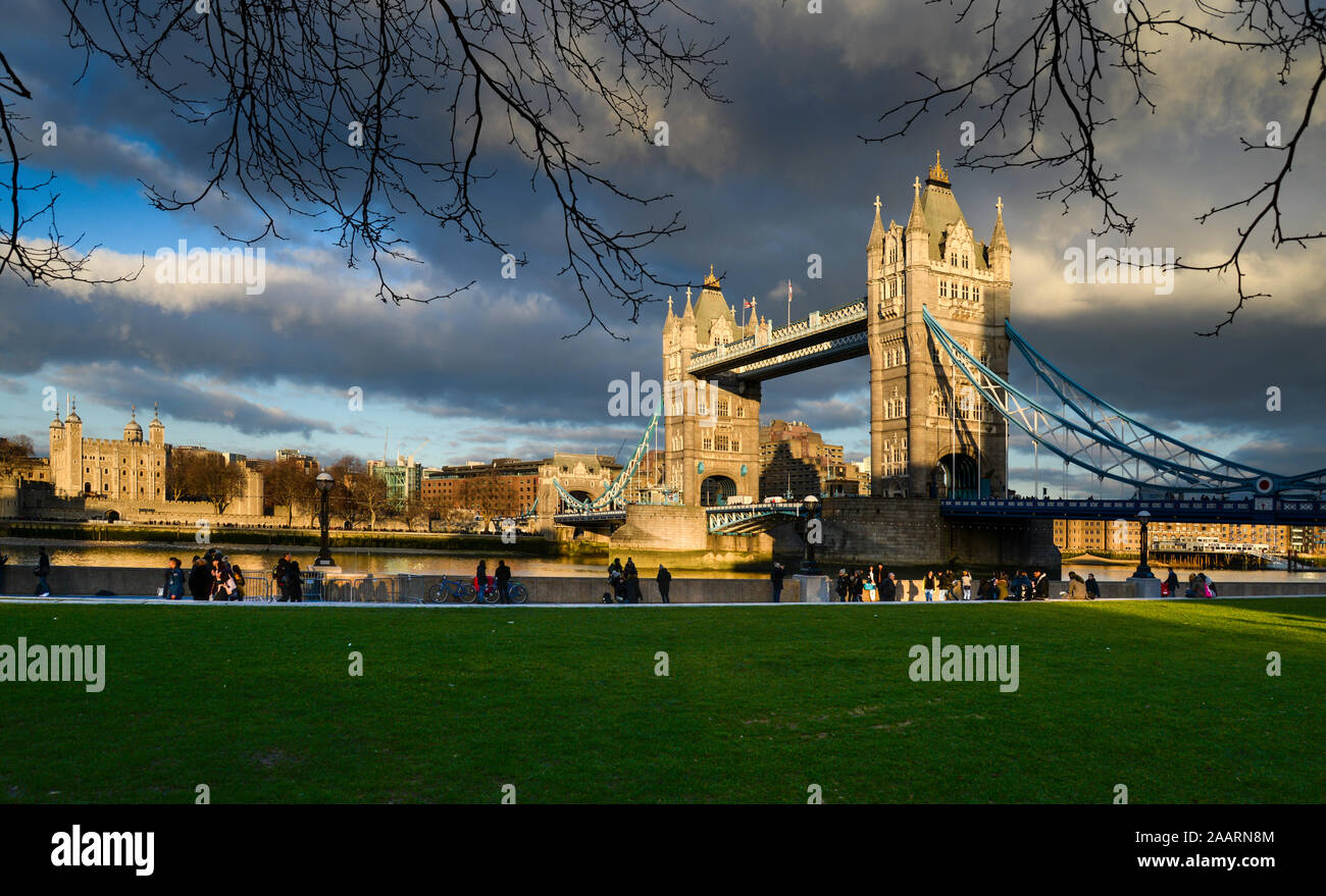 Tower Bridge, Londres, célèbre l'architecture victorienne traversant la Tamise et la Tour de Londres dans la capitale du Royaume-Uni Banque D'Images