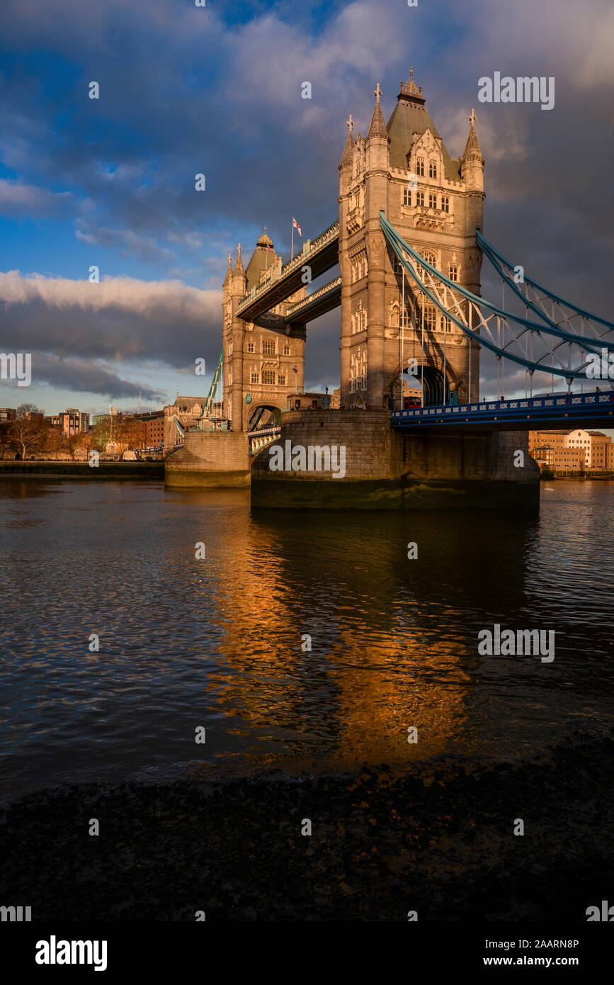 Tower Bridge, Londres, célèbre l'architecture victorienne traversant la Tamise dans la capitale du Royaume-Uni Banque D'Images