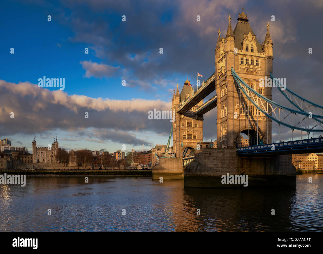 Tower Bridge, Londres, célèbre l'architecture victorienne traversant la Tamise et la Tour de Londres dans la capitale du Royaume-Uni Banque D'Images