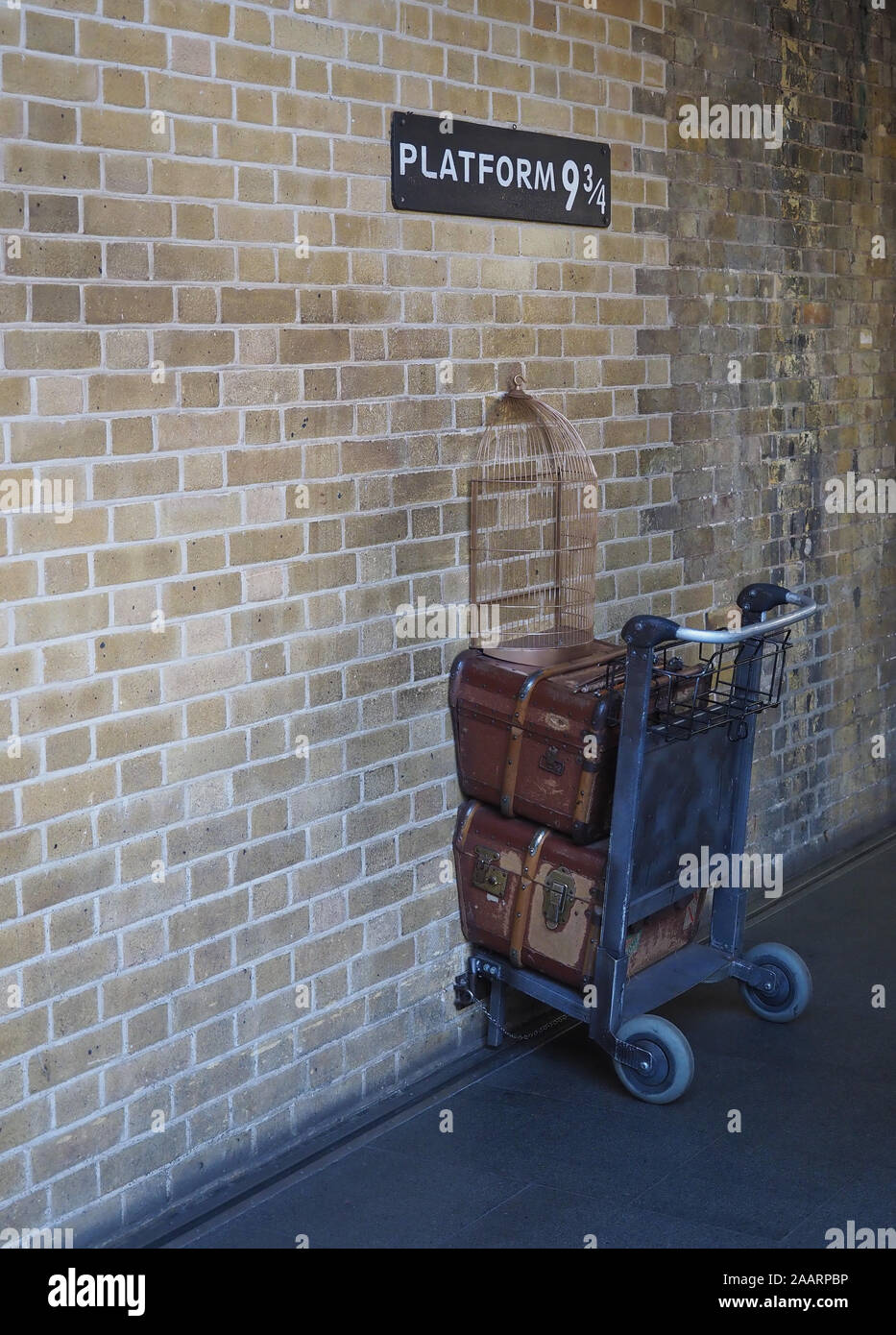 Londres, UK - circa 2019 SEPTEMBRE : Harry Potter 9 plate-forme et les trois quarts à King's Cross Station Banque D'Images