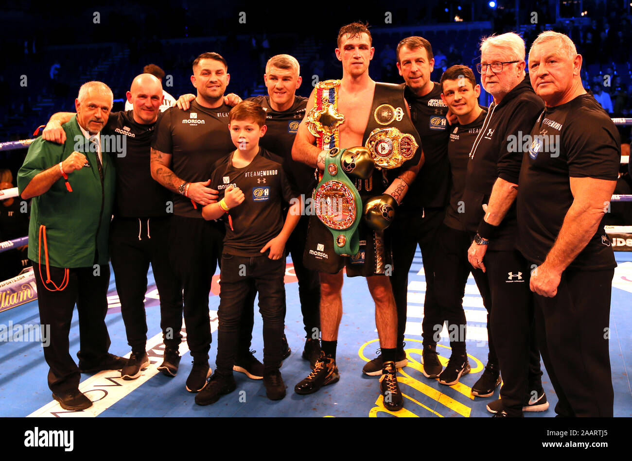 Callum Smith (centre) célèbre avec son équipe de formation après la victoire dans le monde WBA, WBC Super-Middleweight & Diamond Ring Magazine lutte Titres au M&S Bank Arena, Liverpool. Banque D'Images