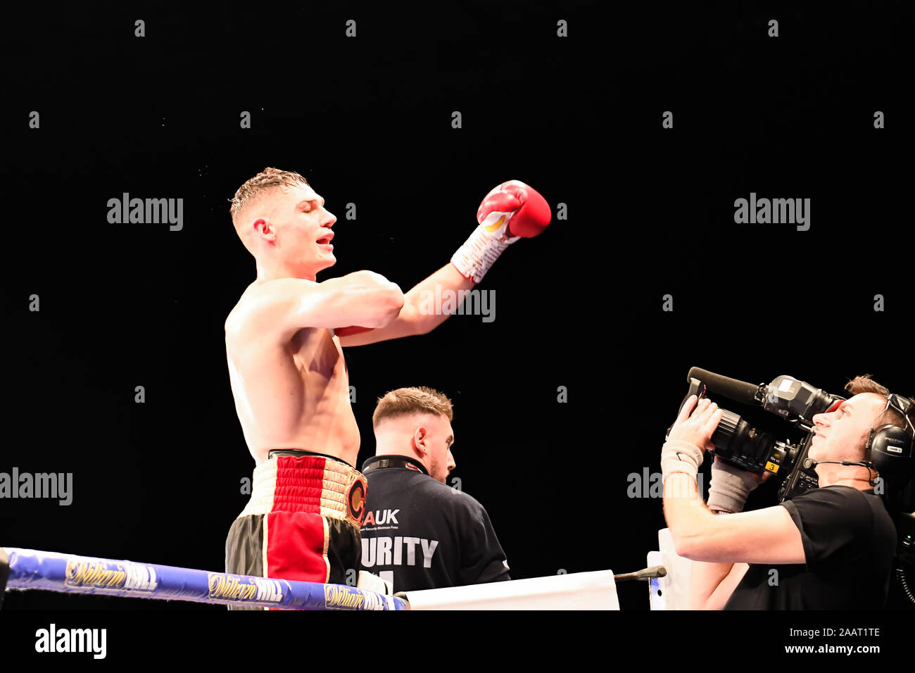 Liverpool, Royaume-Uni. 22Th Nov, 2019. Craig Evans célèbre après avoir remporté l'éliminateur final pour la Lightweight Championship pendant sous carte combat de Callum Smith c. John Ryder à M&S Bank Arena le samedi, Novembre 23, 2019 à Liverpool Royaume-uni. Credit : Taka G Wu/Alamy Live News Banque D'Images