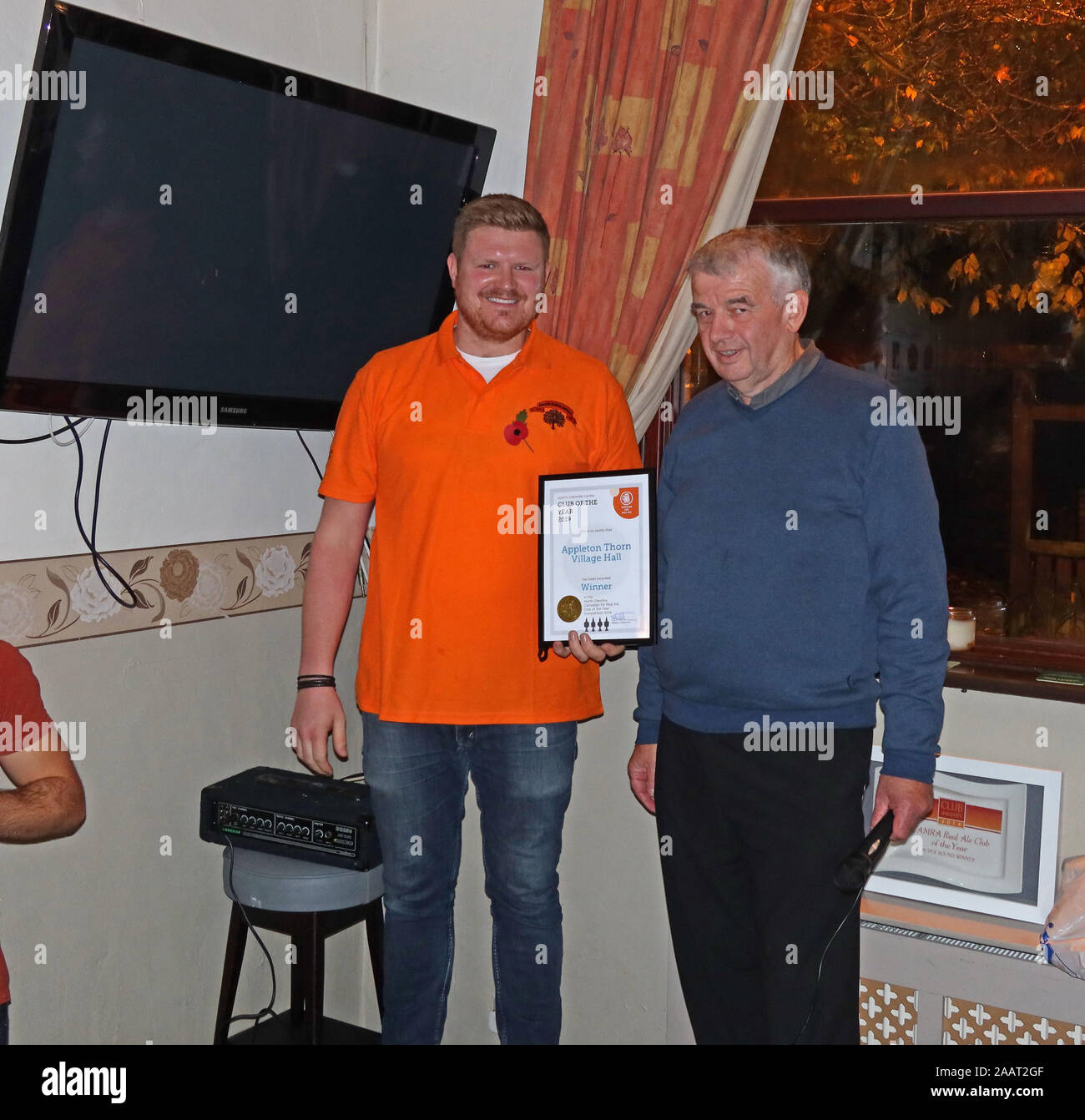 Appleton Thorn Village Hall Beer Festival, ,Warrington, Cheshire, Angleterre, WA4 4RT - Chris Massey, Steward présenté avec 2019 club de l'année Banque D'Images