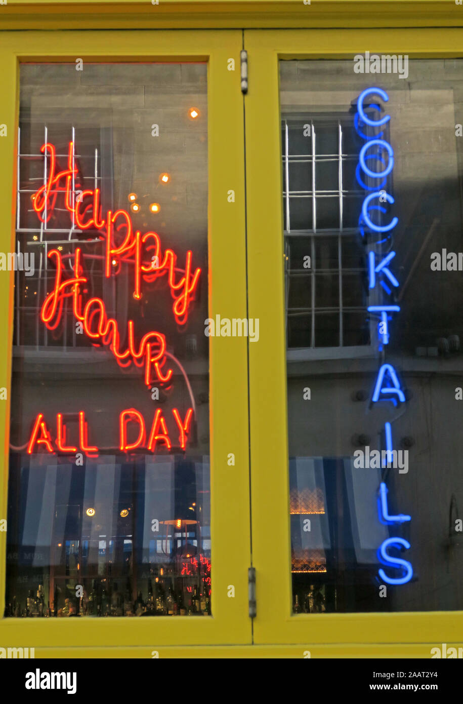 Encouragé par l'alcool et des happy hours tous les jours de l'alcool, des cocktails toute la journée Banque D'Images