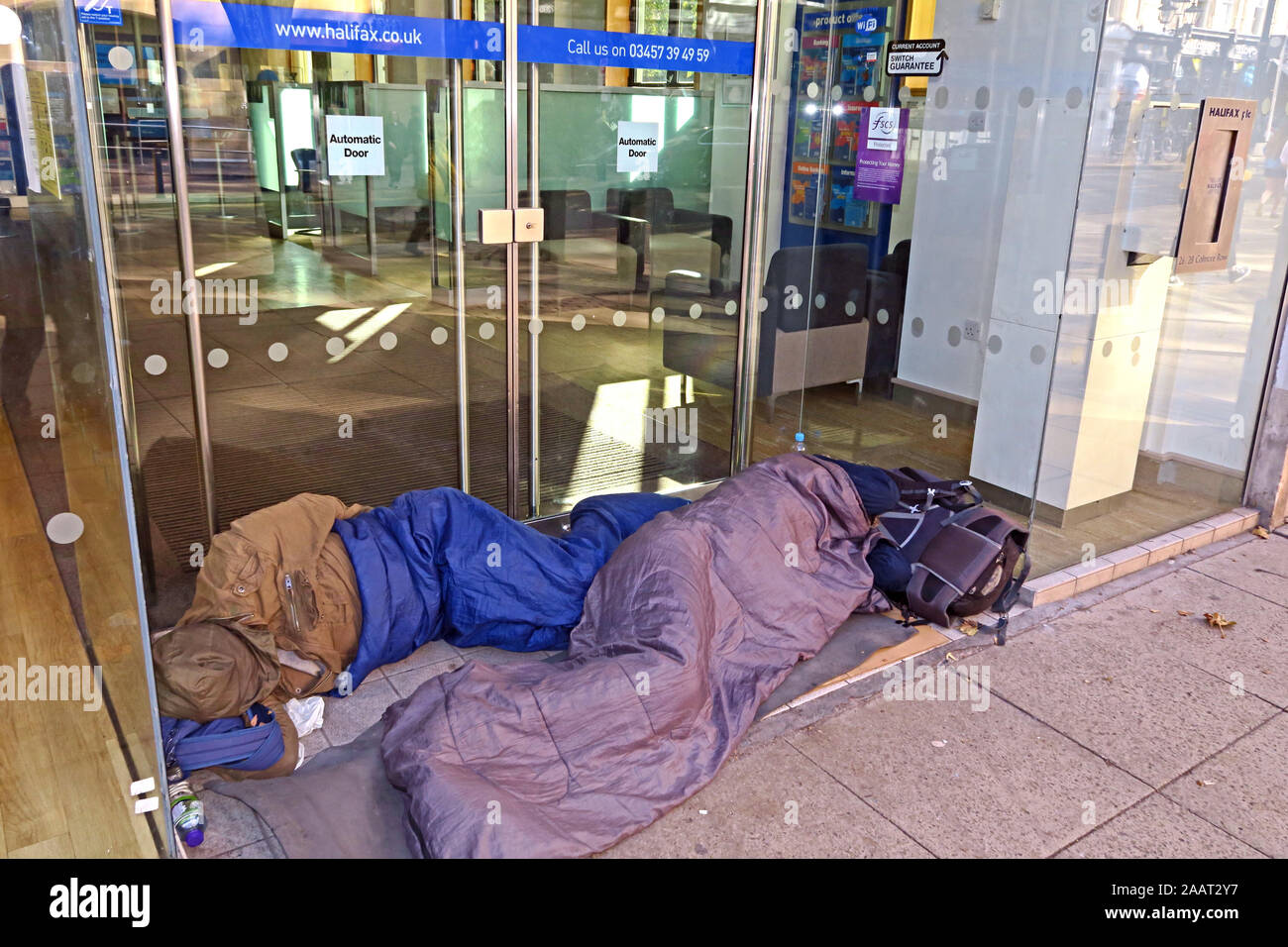 Personne sans-abri fait de dormir dans l'embrasure de la direction générale de Halifax, 26/28 Colmore Row, Birmingham, West Midlands, Angleterre B3 2QE, samedi matin Banque D'Images