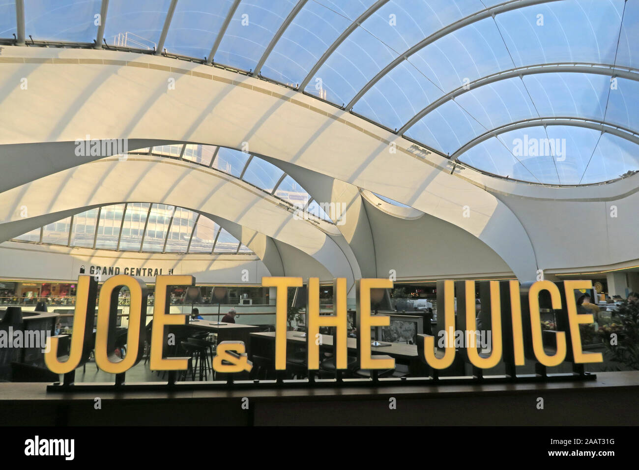 Joe et la sortie de jus au Grand Central Birmingham New Street, de la gare, pôle central de réseau ferroviaire britannique, West Midlands, England, B2 4QA Banque D'Images