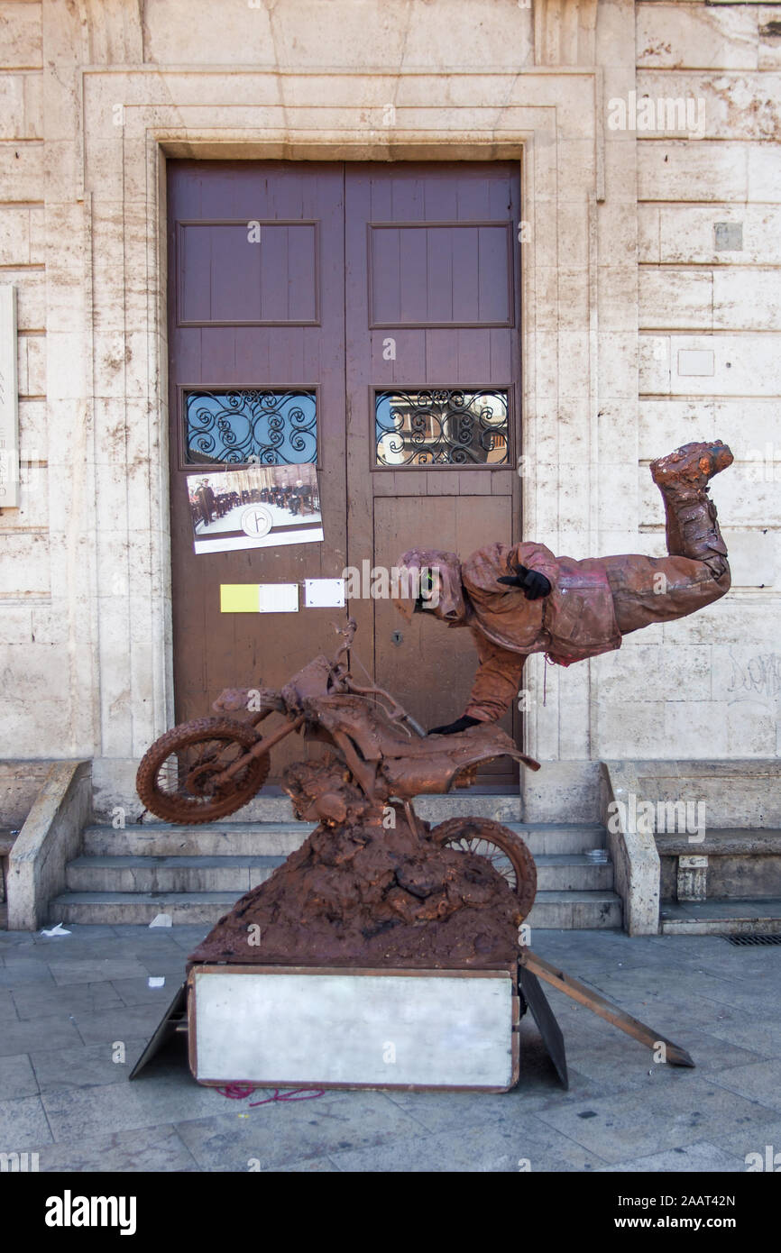 Valence, Espagne - 9 mars, 2019 : des rues statue en Valencia, Espagne, Europe, statue vivante dans une rue de Valence, Espagne, Europe, la simulation de l'ACR Banque D'Images