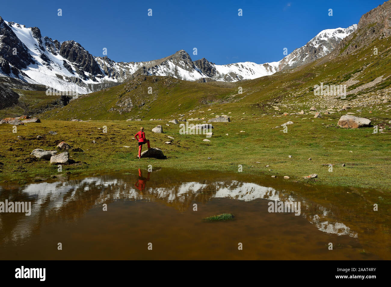 Montagnes du Tian Shan, l'Ala Kul lake trail dans les montagnes Terskey Alatau. Pour l'Ala Kul paysage pass. Le Kirghizistan, l'Asie centrale. Banque D'Images