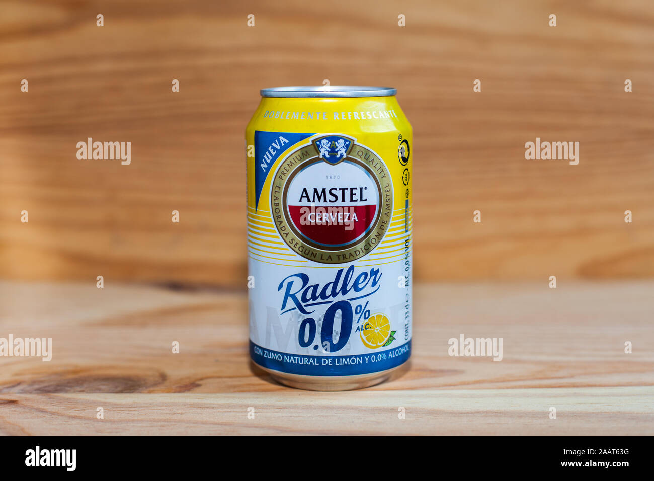 MANISES, Valence/Espagne - 27 janvier 2019 : Pouvez d'Amstel Radler 0,0 bières sans alcool sur bois Banque D'Images