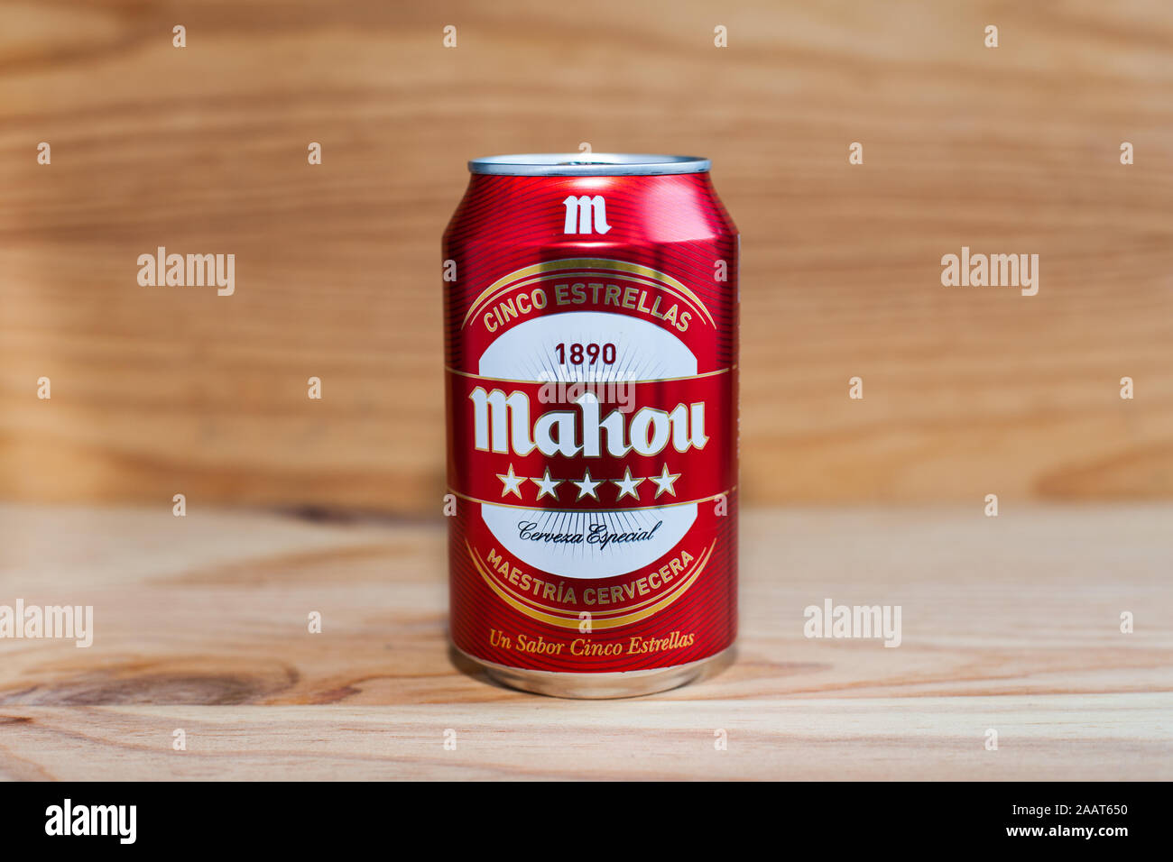 MANISES, Valence/Espagne - 27 janvier 2019 : de la bière peut Mahou sur bois Banque D'Images
