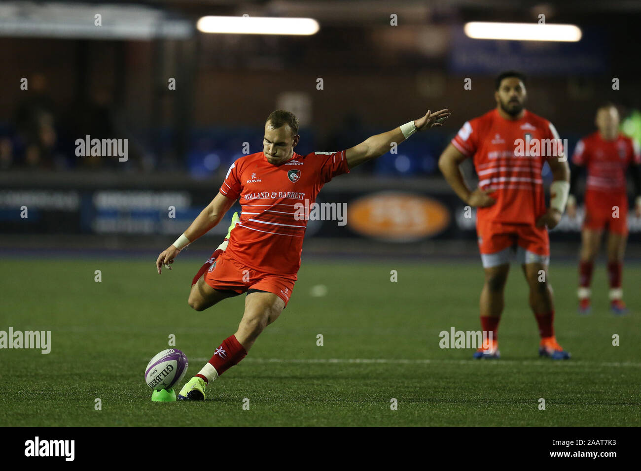 Cardiff, Royaume-Uni. 23 Nov, 2019. Tom Hardwick de Leicester Tigers kicks une pénalité. European Rugby Challenge Cup Match, Cardiff Blues v Leicester Tigers Rugby au sport BT Cardiff Arms Park, à Cardiff, Pays de Galles le samedi 23 novembre 2019. Photos par Andrew Orchard, Crédit : Andrew Orchard la photographie de sport/Alamy Live News Banque D'Images