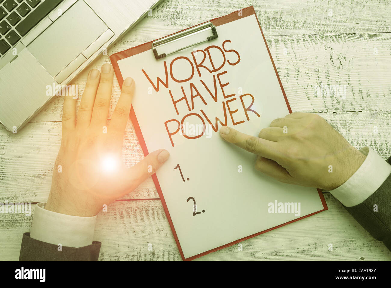 Signe texte montrant les mots ont un pouvoir. Photo d'entreprise de l'énergie texte capacité à guérir aider entraver humble et humilier la main près de l'outil d'écriture Banque D'Images