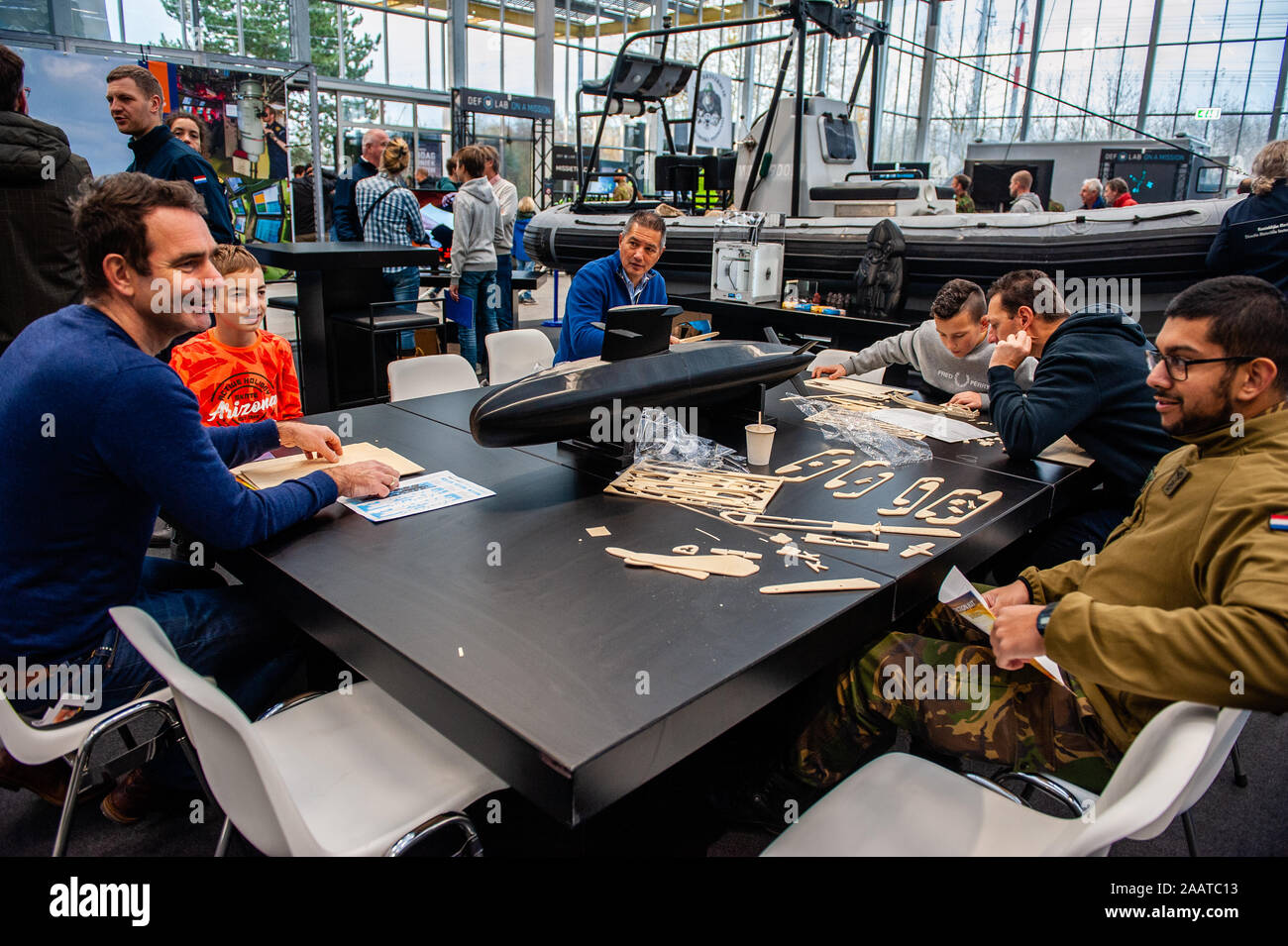 Un groupe de personnes créant certains chiffres carton pendant le festival tech.à l'Expo Haarlemmermeer la neuvième édition du plus grand festival de haute technologie en Pays-Bas, 'Bright Day' a eu lieu durant la dernière semaine de novembre. Ce festival rassemble tous les derniers développements en technologie, de design et de nouvelles options de voyage. Banque D'Images