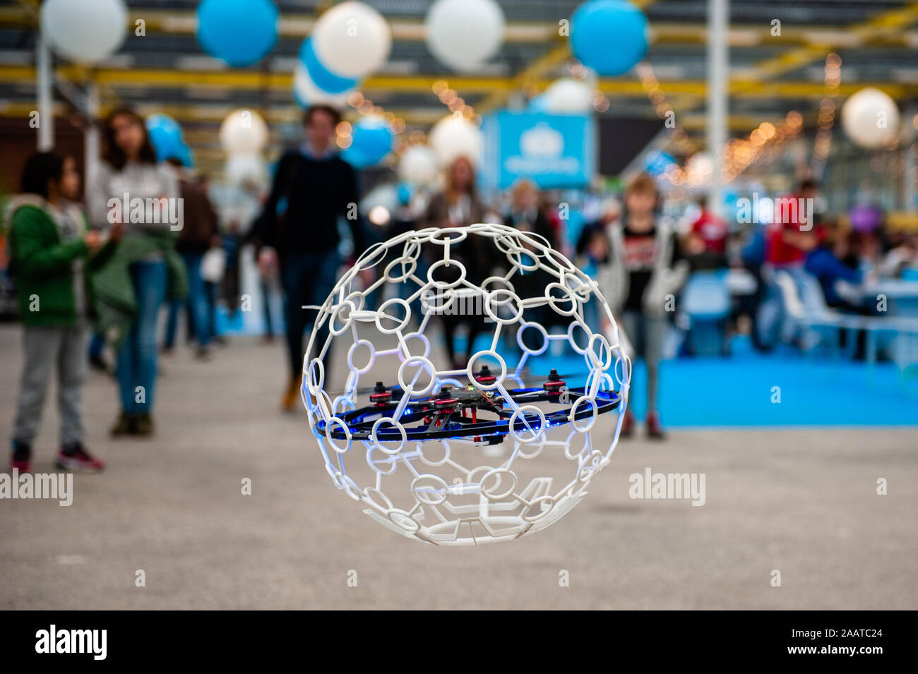 Vol d'un drone à l'intérieur d'une balle pendant la festival tech.à l'Expo Haarlemmermeer la neuvième édition du plus grand festival de haute technologie en Pays-Bas, 'Bright Day' a eu lieu durant la dernière semaine de novembre. Ce festival rassemble tous les derniers développements en technologie, de design et de nouvelles options de voyage. Banque D'Images