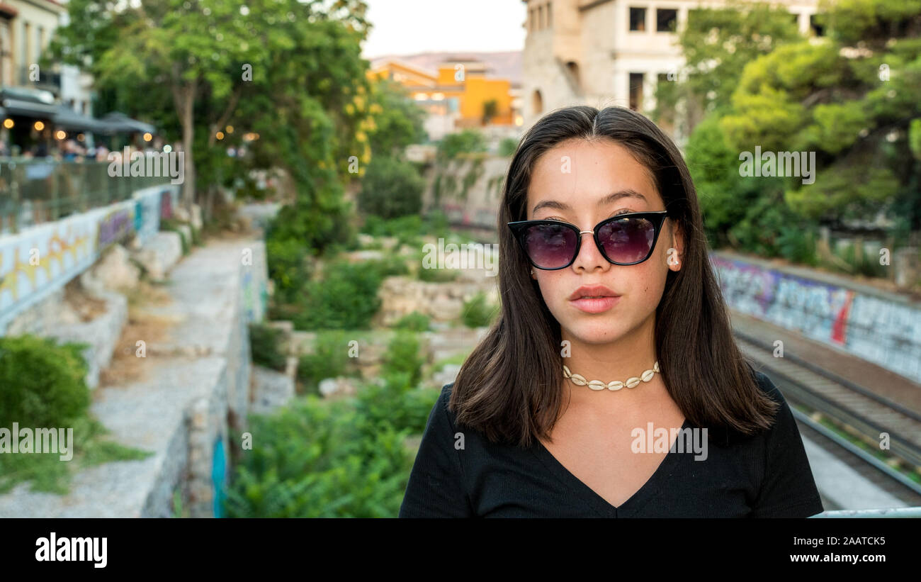 Portrait of young Asian teen avec des lunettes qui posent pour l'appareil photo à Athènes, Grèce Banque D'Images