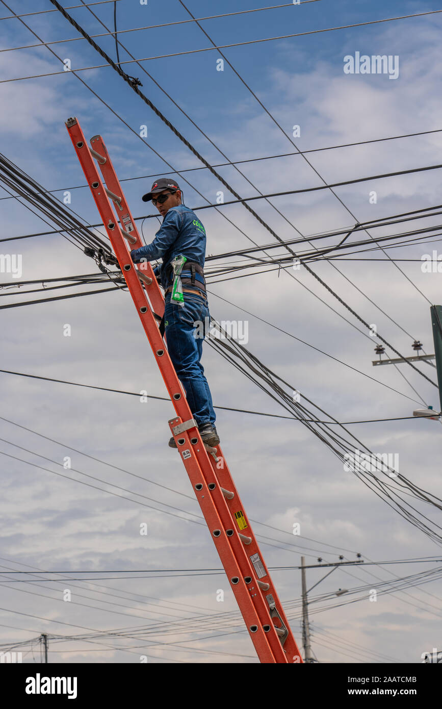 Travailleur à grande échelle travaillant sur des fils électriques. Banque D'Images
