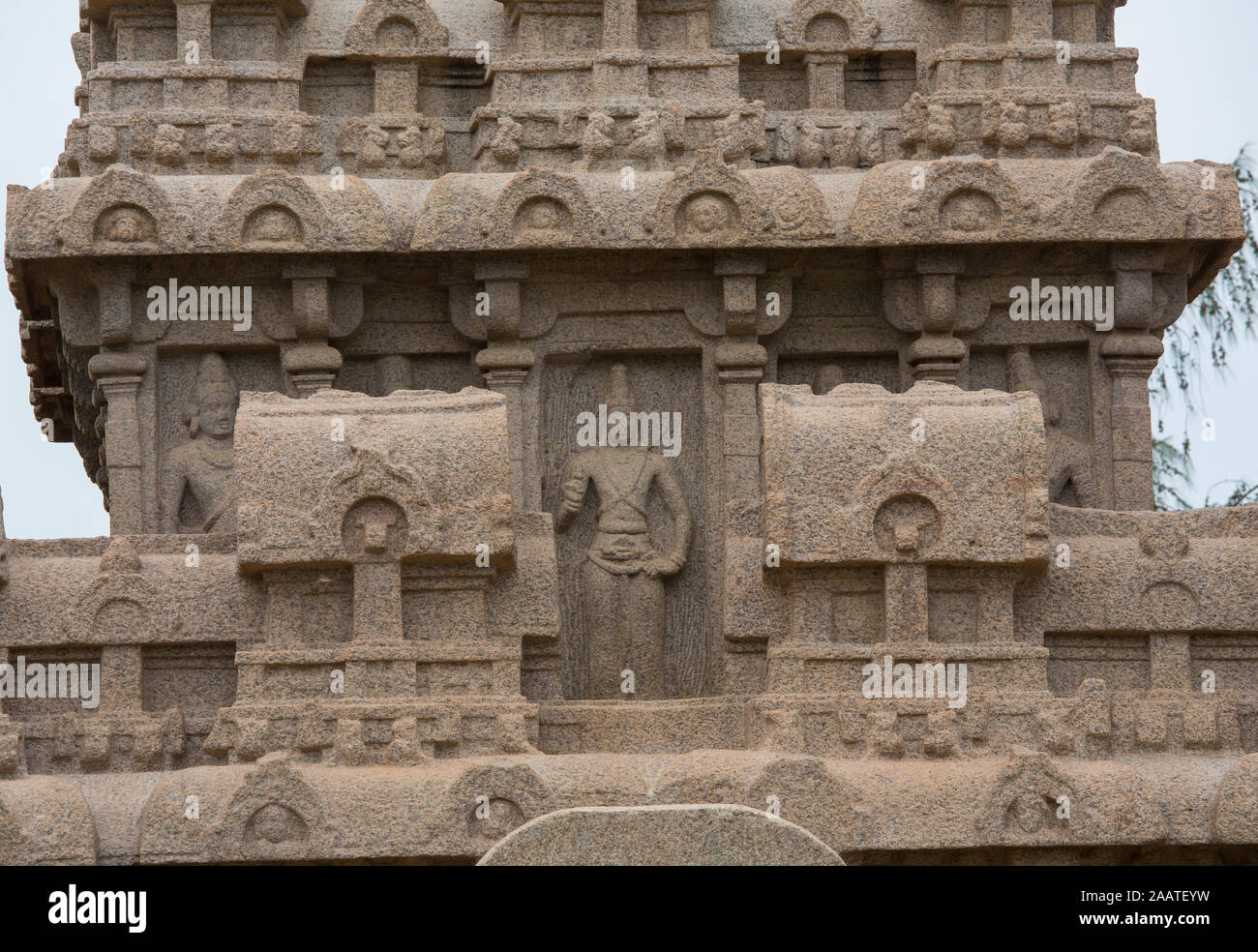 De belles sculptures sur les murs de Pancha Rathas temple à Mahabalipuram (Inde). C'est une structure en pierre monolithique. Banque D'Images