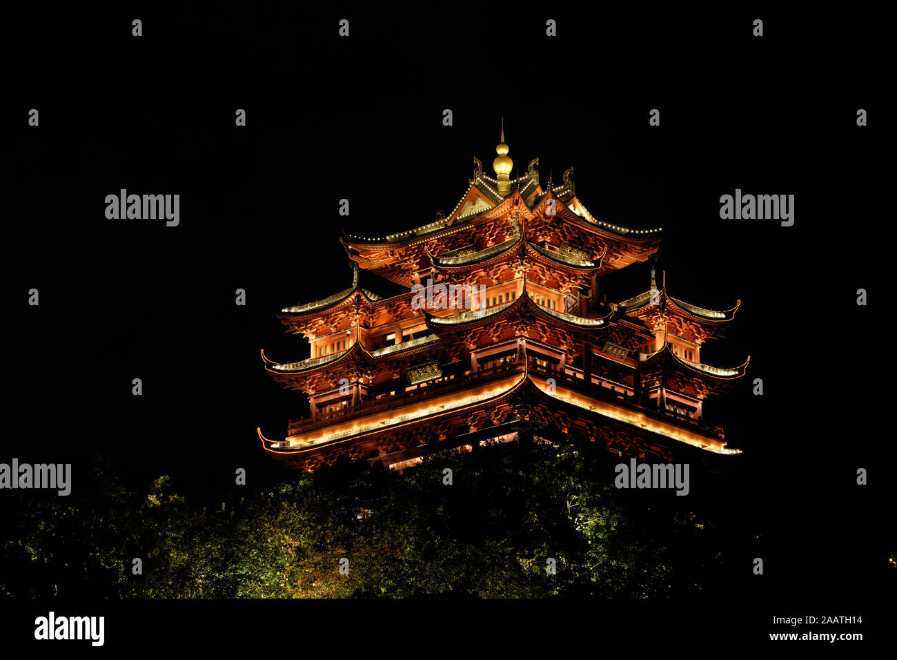 Dieu hangzhou Sky temple, illuminé de nuit architecture historique Banque D'Images