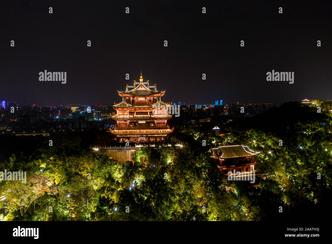 Hangzhou Dieu du ciel éclairé de nuit Temple architecture ancienne Banque D'Images