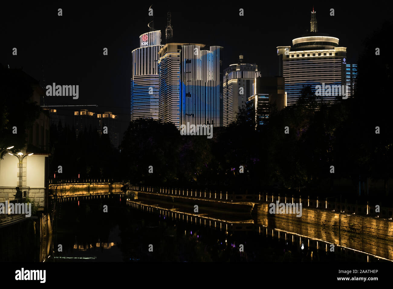 Kunming nuit illuminée bâtiments Chine 70e célébration Banque D'Images