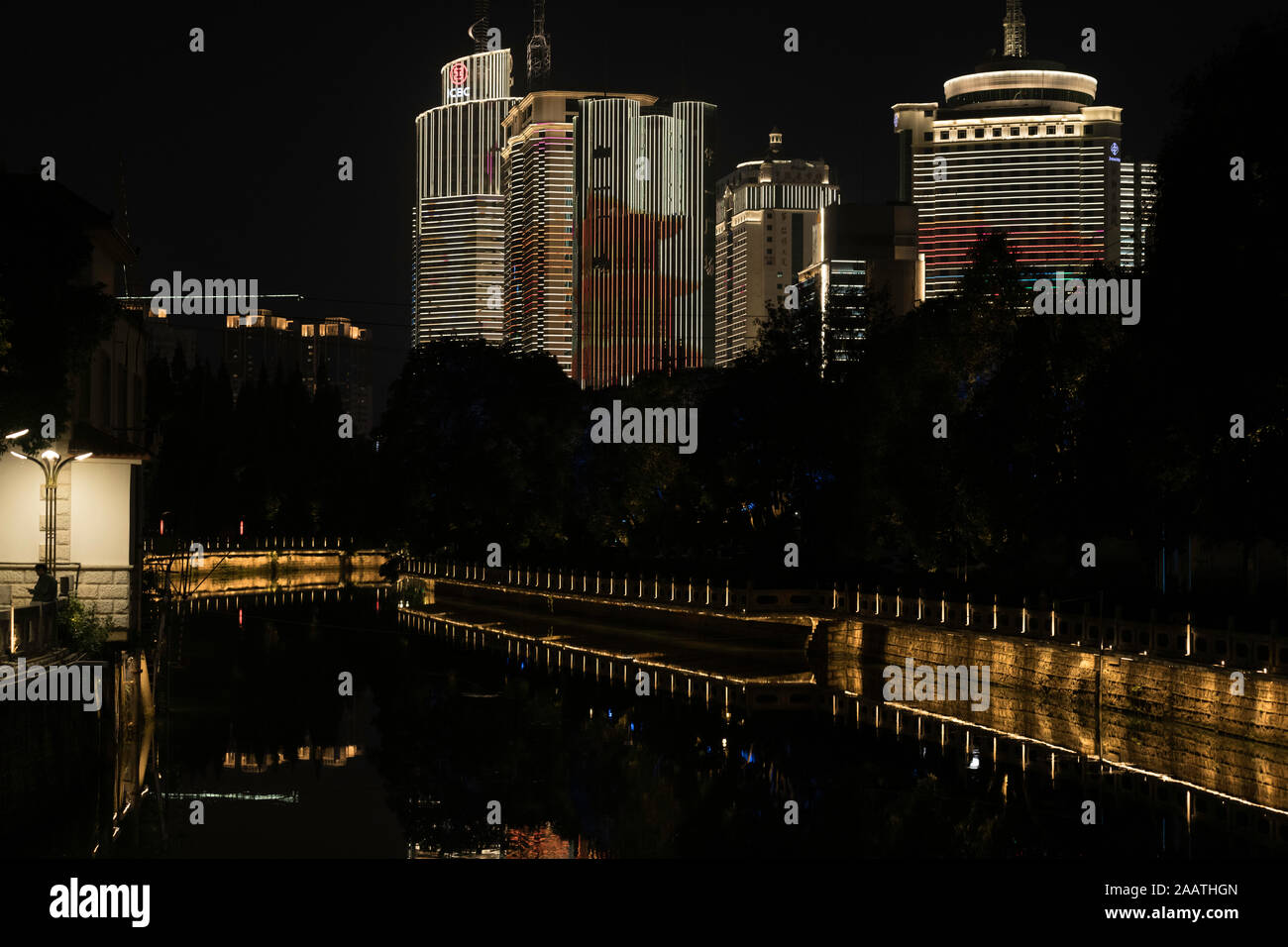 Kunming nuit illuminée bâtiments Chine 70e célébration Banque D'Images