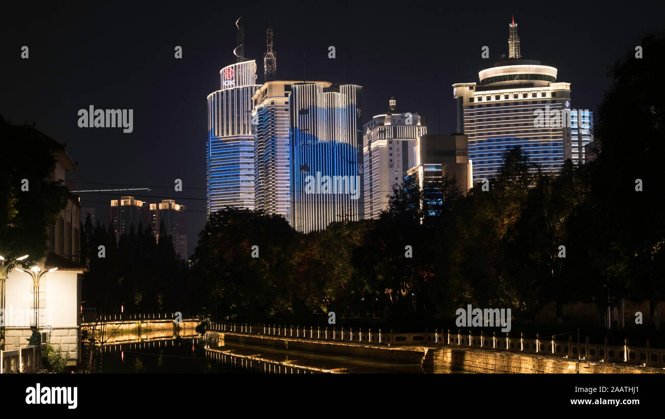Kunming nuit illuminée bâtiments Chine 70e célébration Banque D'Images
