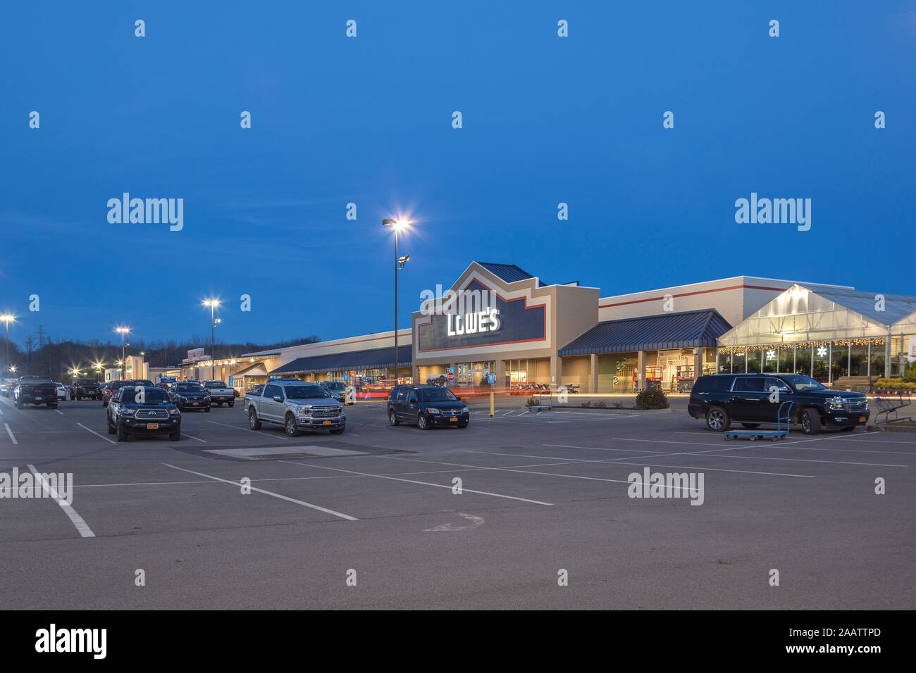 UTICA, NY, USA - NOV 23, 2019 - Vue de la nuit de Lowe's Companies, Inc. Lowe's est une entreprise de vente au détail spécialisée dans l'amélioration de l'habitat. Banque D'Images