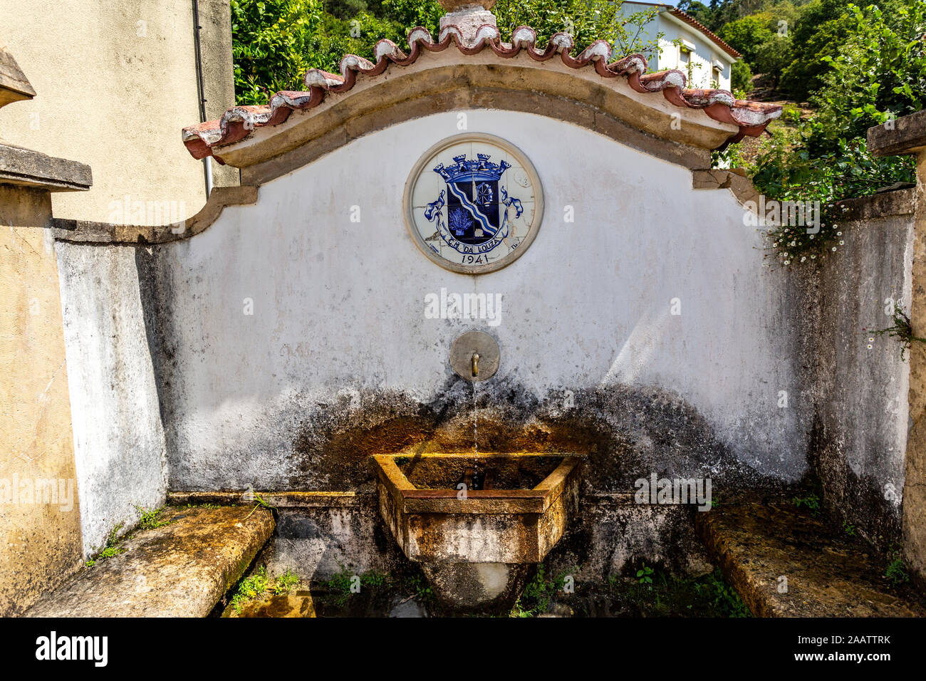 Fontaine d'eau en schiste Candal, un village niché dans les montagnes de Lousa, Coimbra, Portugal Banque D'Images