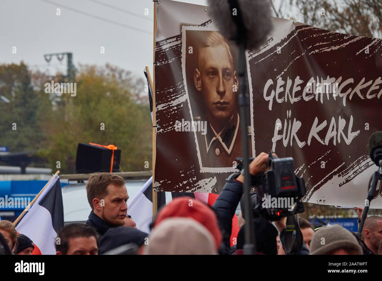 Hanovre, Allemagne, le 23 novembre., 2019 : démonstration d'extrême droite NPD national-socialiste avec un brown affiche annonçant la justice pour un wa Banque D'Images