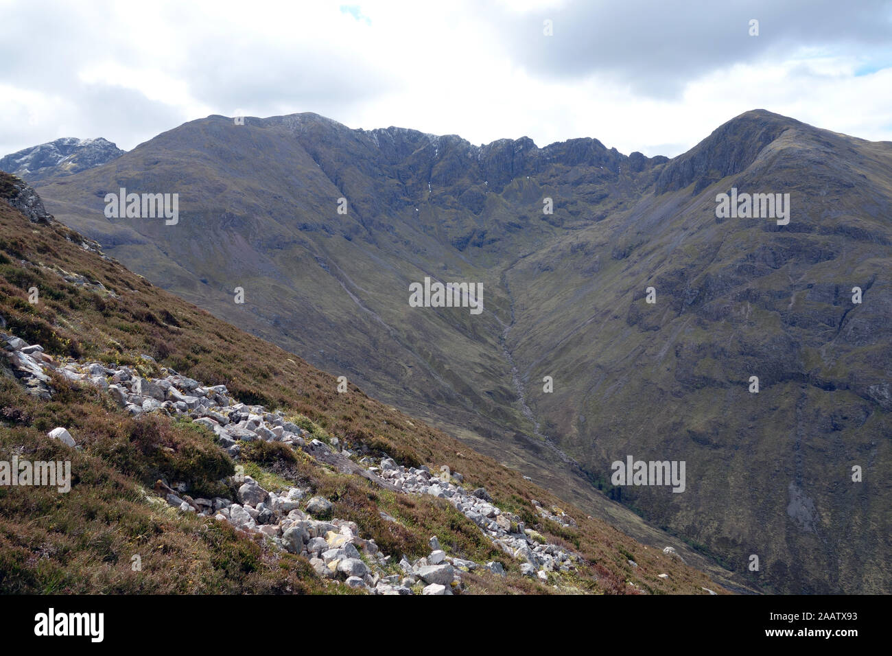 L'Aonach Eagach Ridge entre le Fiannaidh Sgorr Munros nam & Meall Dearg du Corbett Garbh Bheinn, Loch Leven, Highlands écossais. L'Écosse. Banque D'Images