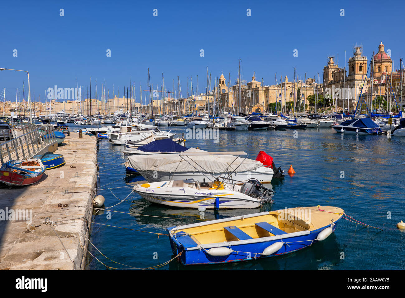 Vittoriosa Yacht Marina dans le Grand Port à Malte, vue du front de mer de la ville de Birgu Senglea Banque D'Images
