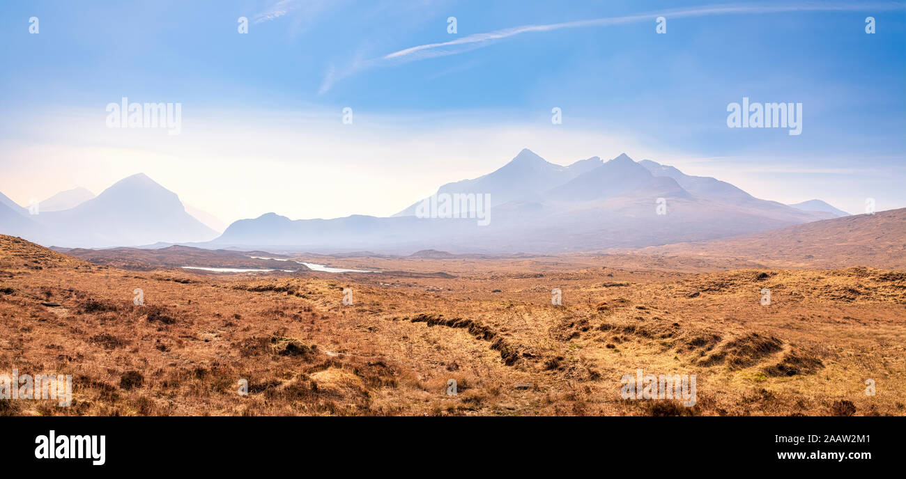 Vue panoramique du paysage avec montagnes Cuillin en arrière-plan contre le ciel à l'île de Skye, Highlands, Scotland, UK Banque D'Images