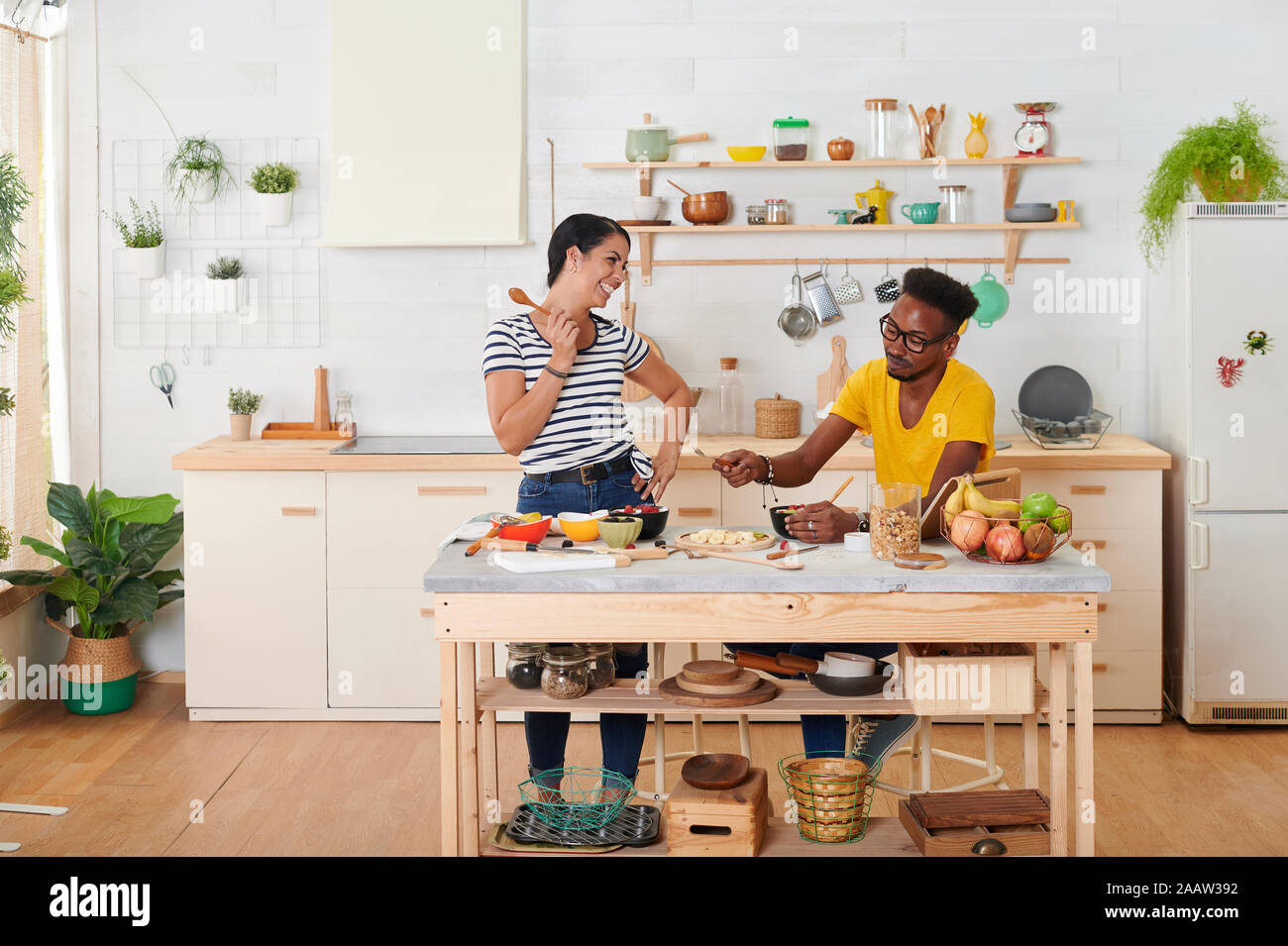 Couple multiethnique déjeunant ensemble dans la cuisine Banque D'Images