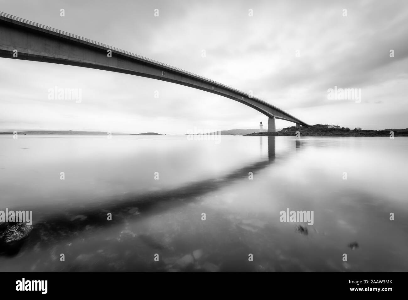 Skye Bridge sur le Loch Alsh contre ciel nuageux, Highlands, Ecosse, Royaume-Uni Banque D'Images