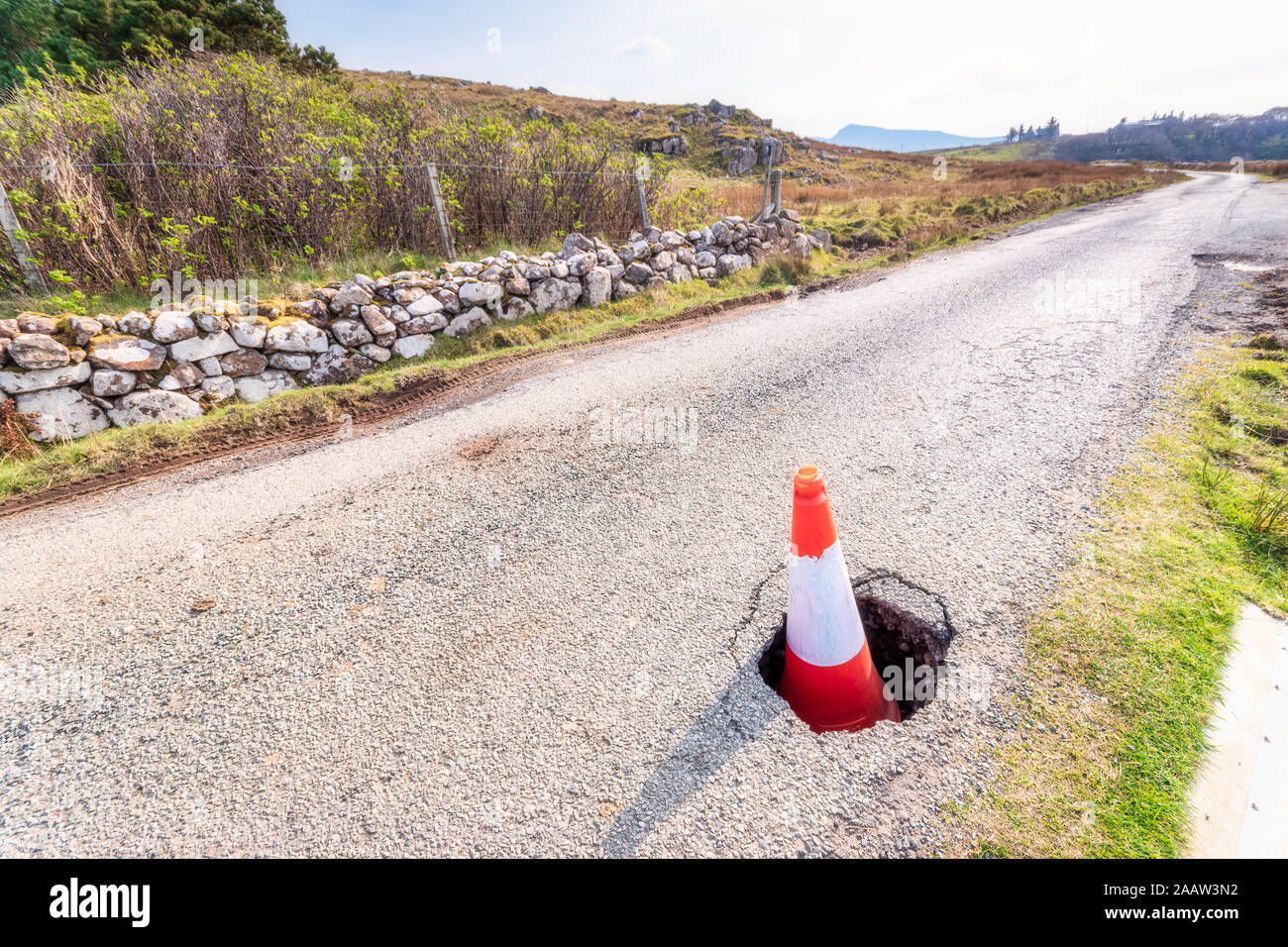 Cône de circulation dans le trou du pot sur route à l'île de Skye, Highlands, Scotland, UK Banque D'Images